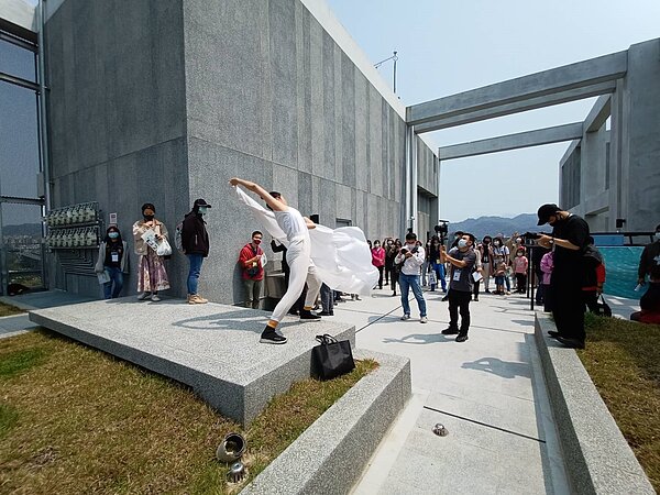 結合社宅公共空間以肢體表演感受光線變化及空氣流動。圖／台中市住宅處提供