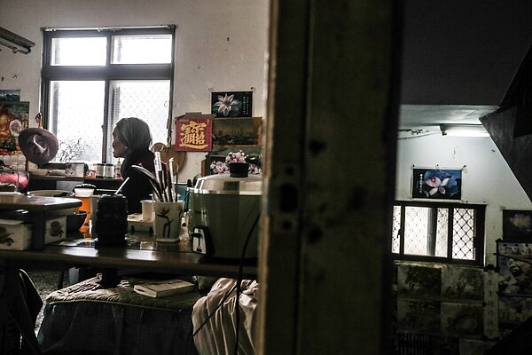 一張單人床、輪椅、簡易便座、簡單的起居用品,一個對外窗戶和只能容身一人的小露台,即使劉蔭仍渴望走出門外,卻缺乏資源重建更好的生活。圖/記者黃仲裕攝影