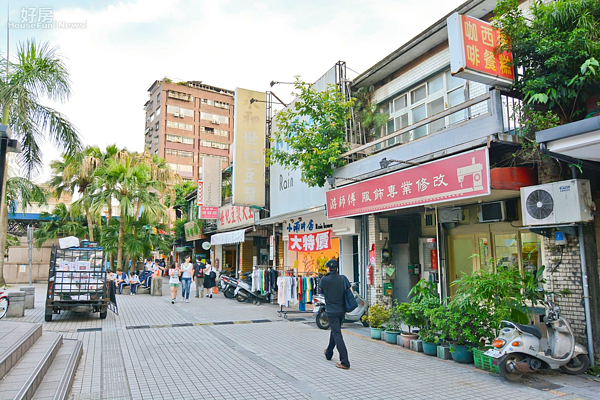 中山北路,捷運雙連站,捷運出口,入口,店面,小吃,紅豆餅,商家,中山地下街,服飾店,服飾修改,豆漿店,學生,捷運步道,路霸,資源回收。(好房news記者 陳韋帆/攝影)