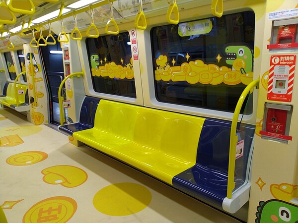 每節車廂鄰近開門側以顏色區別設置博愛座提供貼心服務。圖/北捷提供