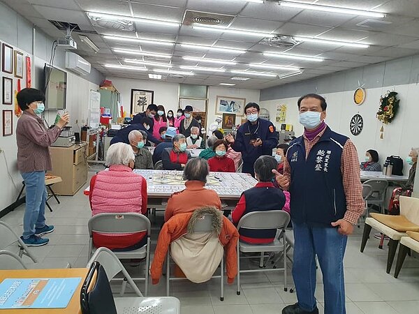 里民參與由南港警察分局及聯成里辦公室共同舉辦之治安宣導活動。圖/里長鮑黎登提供