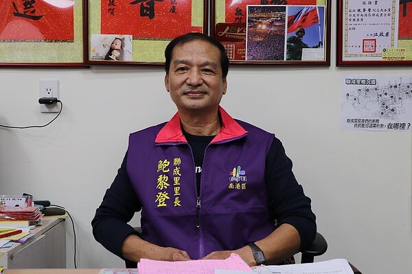 聯成里鮑黎登里長講述區里歷史。圖/楊家威攝