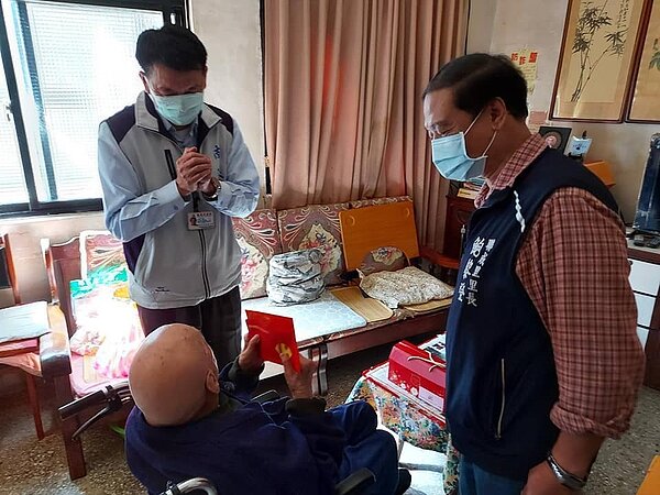 里長鮑黎登探訪聯成里105歲高齡的人瑞呂爺爺,並為其送上生日祝福。圖/里長鮑黎登提供