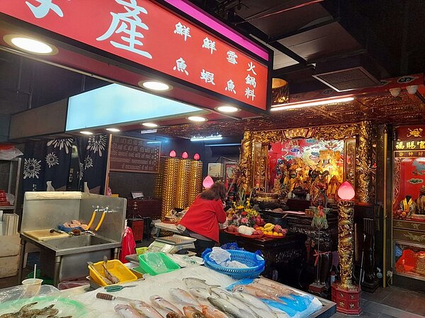 嶄新的中崙市場一樓的角落，有一處土地公。黃作炎攝