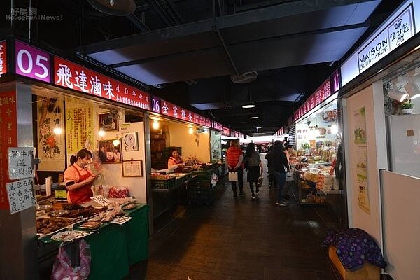 不容錯過的中崙市場二樓的美食街。黃作炎攝