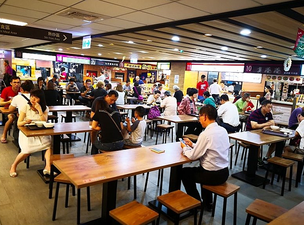 中崙市場一樓賣場，十分整潔。黃作炎攝