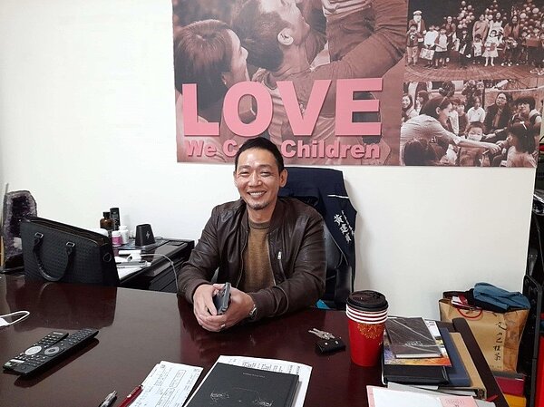 年輕有為的松基里里長黃建賓