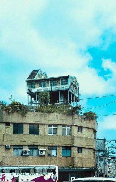 近日有民眾在宜蘭礁溪看到一棟違建的挑高鴿舍。圖／截自《路上觀察學院》