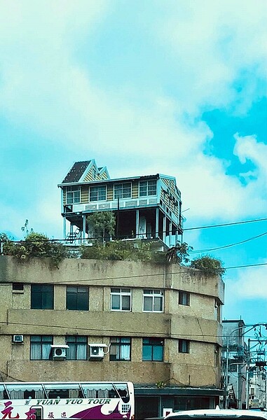 近日有民眾在宜蘭礁溪看到一棟違建的挑高鴿舍。圖/截自《路上觀察學院》