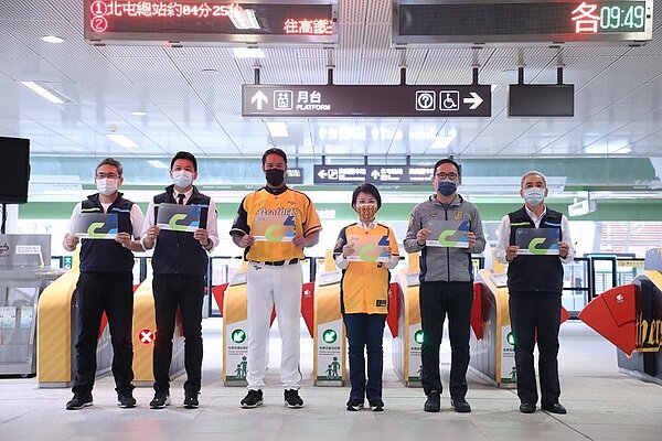 中信兄弟領隊劉志威與球員林智勝等人一同開箱台中捷運「文心崇德站」。圖/台中捷運提供