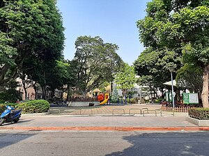 位於民族西路上的永筑埕光,是與屋主合做重建的危老案,附近的大龍公園