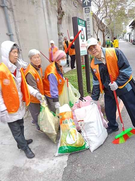 里民在撫遠抽水站旁「舊宗一號環保公園」旁，一起做回收事/里長提供