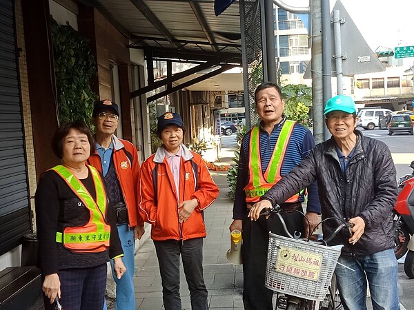 里長華國雄與里民，在里辨公室前，準備做回收/里長提供
