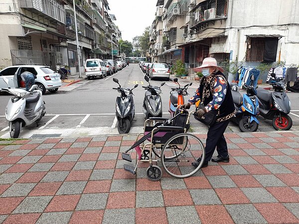里民在里內散步/黃作炎攝