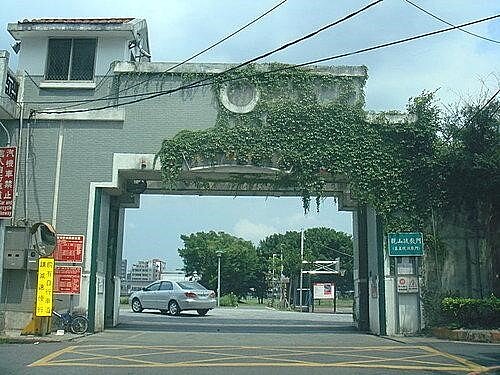 在淡水河濱可以賞飛機/黃作炎攝