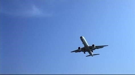 飛機在莊敬里飛過/黃作炎攝