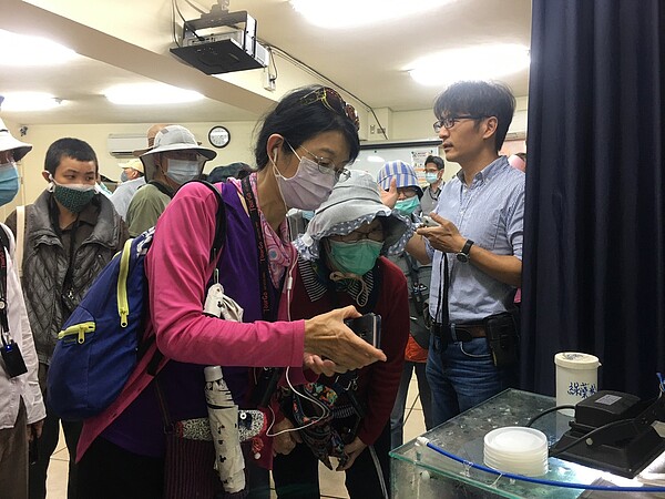 富錦里民參與活動前,先量體溫/黃作炎攝