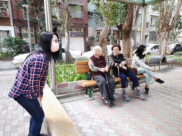 里長賴美旭，與里民閒話家常/黃作炎攝