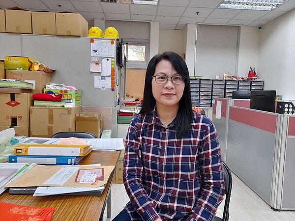 精忠里里長賴美旭，在里辦公室/黃作炎攝