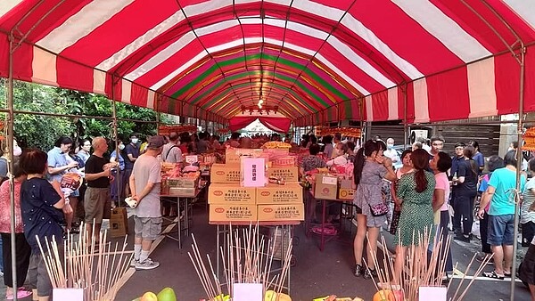 挹秀里中元普渡十分熱鬧。圖/王添福里長提供