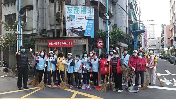 挹秀里居民落實環境整潔工作。圖/王添福里長提供