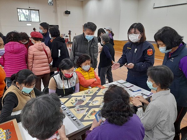 松山分局女警與里民透過闖關活動，宣導防詐騙講座/黃作炎攝