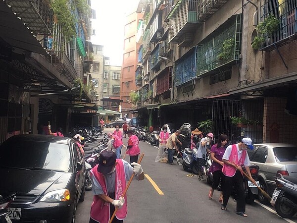 地方清潔義工維護環境整潔不遺餘力。圖／板橋區港德里辦公處提供