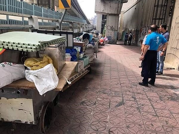 清理高架橋下的髒亂，還里民一個美好希望。圖／趙淑芸攝