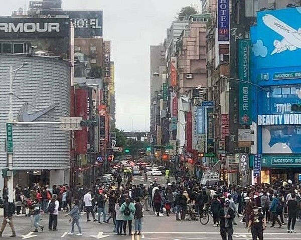 繁華又時尚的萬壽里，是艋舺的首要商圈。圖／趙淑芸攝