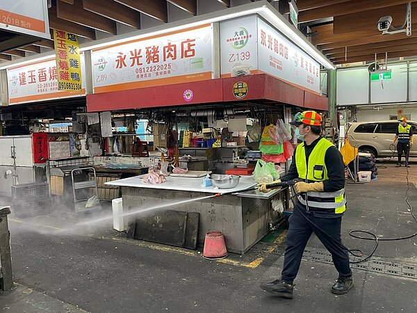 桃園市議員批八德大湳市場又髒又亂又臭,「不希望變成華南海鮮市場」,市府經發局長表示,將請市場人員加強巡查立即改善水溝、化妝室環境衛生。記者曾增勳/翻攝