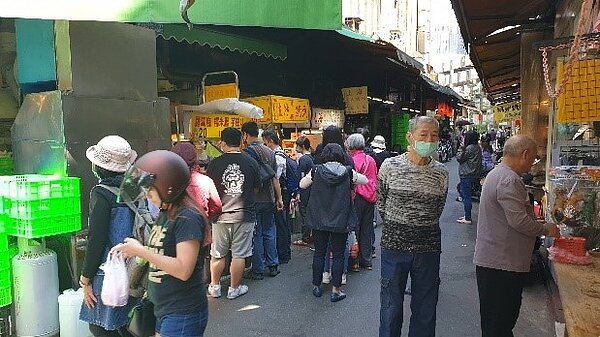 黃石里許多美食攤販受到民眾歡迎。圖／朱哲輝攝影