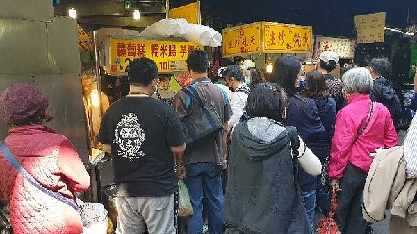 北門街的蘿蔔糕攤大排長龍。圖／朱哲輝攝影