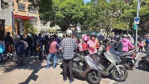 板橋國小上下學的人潮眾多。圖／朱哲輝攝影