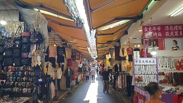 黃石市場也有許多飾品服飾坐落其中。圖／朱哲輝攝影