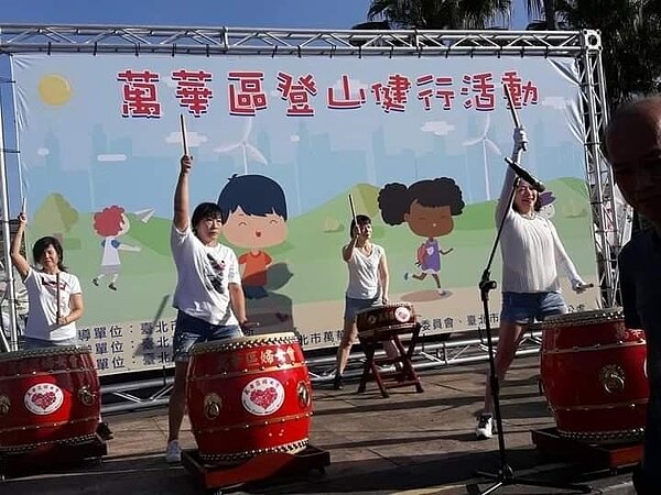 登山健行活動擊鼓，熱情滿滿。圖／高鳳珠攝