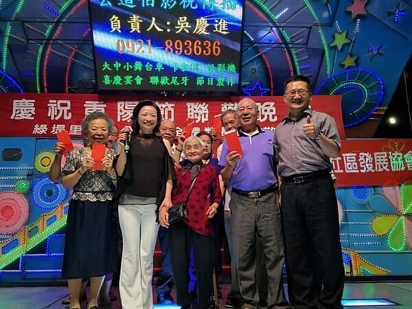 重陽晚會致贈長者大紅包。圖／高鳳珠攝