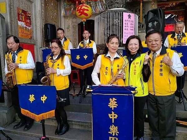 樂團表演，邱郁惠助陣。圖／里辦攝