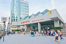 捷運民權西路站周遭也是許多美食、商辦的重地。