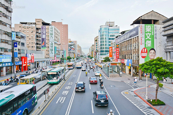 中山北路,民權西路,捷運民權西路站,捷運出口,入口,通勤族,學生,上班族,捷運旁店家,民權西路俯瞰圖,公車,上下班尖峰時段。(好房news記者 陳韋帆/攝影)