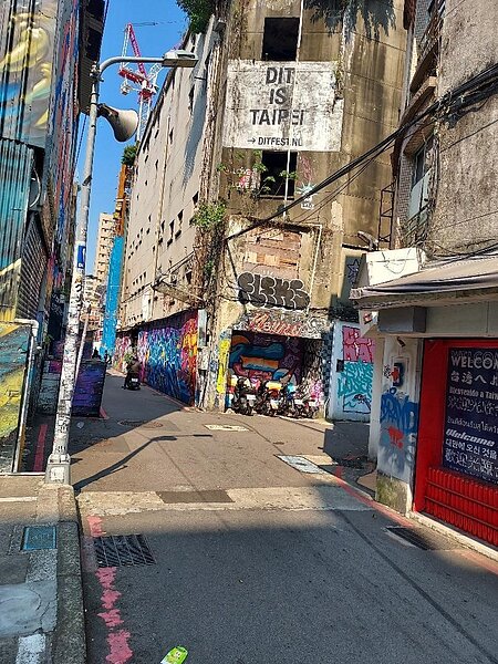 街頭的非法塗鴉令吳美玟「沒輒」，十分頭痛。圖／趙淑芸攝