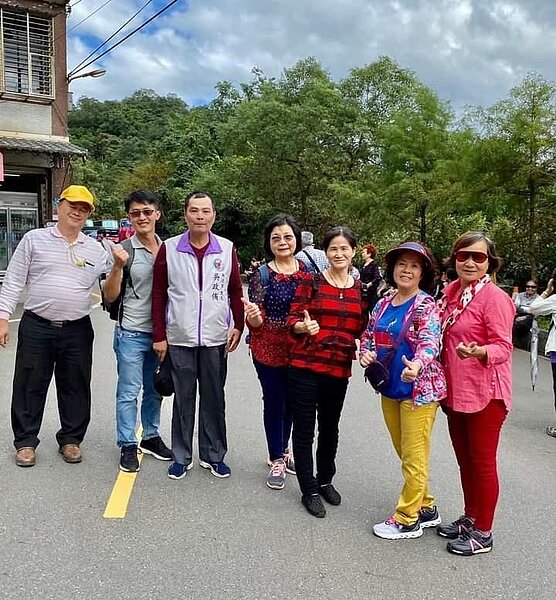 小手拉大手，一起陪伴長者共創更多優質服務。圖／曾慎昭攝