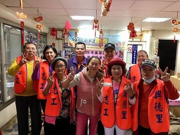 鄰長志工來幫忙，節慶總是豐盛有餘。圖／曾慎昭攝