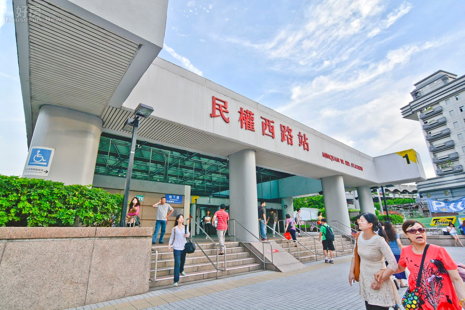 中山北路,民權西路,捷運民權西路站,捷運出口,入口,通勤族,夏日,夏天,暑假,太陽眼鏡。(好房news記者 陳韋帆/攝影)