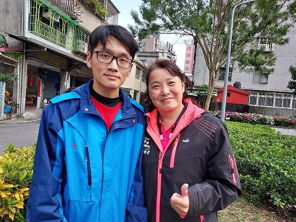 李明芬和兒子都天生有奉獻社會大衆志工魂。圖／趙淑芸攝