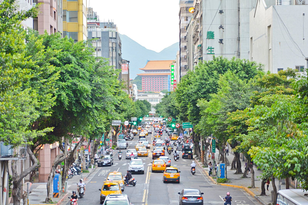 中山北路,民權東路,捷運中山國小站,捷運旁商家,街景,上下班車潮,尖峰時刻,計程車,陸橋,天橋,中山國小,圓山飯店。(好房news記者 陳韋帆/攝影)