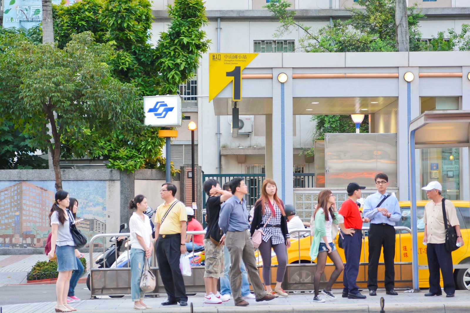 中山北路,民權東路,捷運中山國小站,捷運旁商家,街景,店家,店面,陸橋,天橋,上下班車潮,尖峰時刻,計程車,陸橋,天橋,中山國小,公車站,乘客,路人。(好房news記者 陳韋帆/攝影)