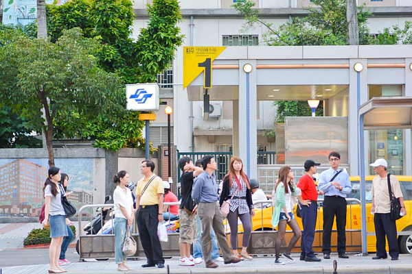 中山北路,民權東路,捷運中山國小站,捷運旁商家,街景,店家,店面,陸橋,天橋,上下班車潮,尖峰時刻,計程車,陸橋,天橋,中山國小,公車站,乘客,路人。(好房news記者 陳韋帆/攝影)