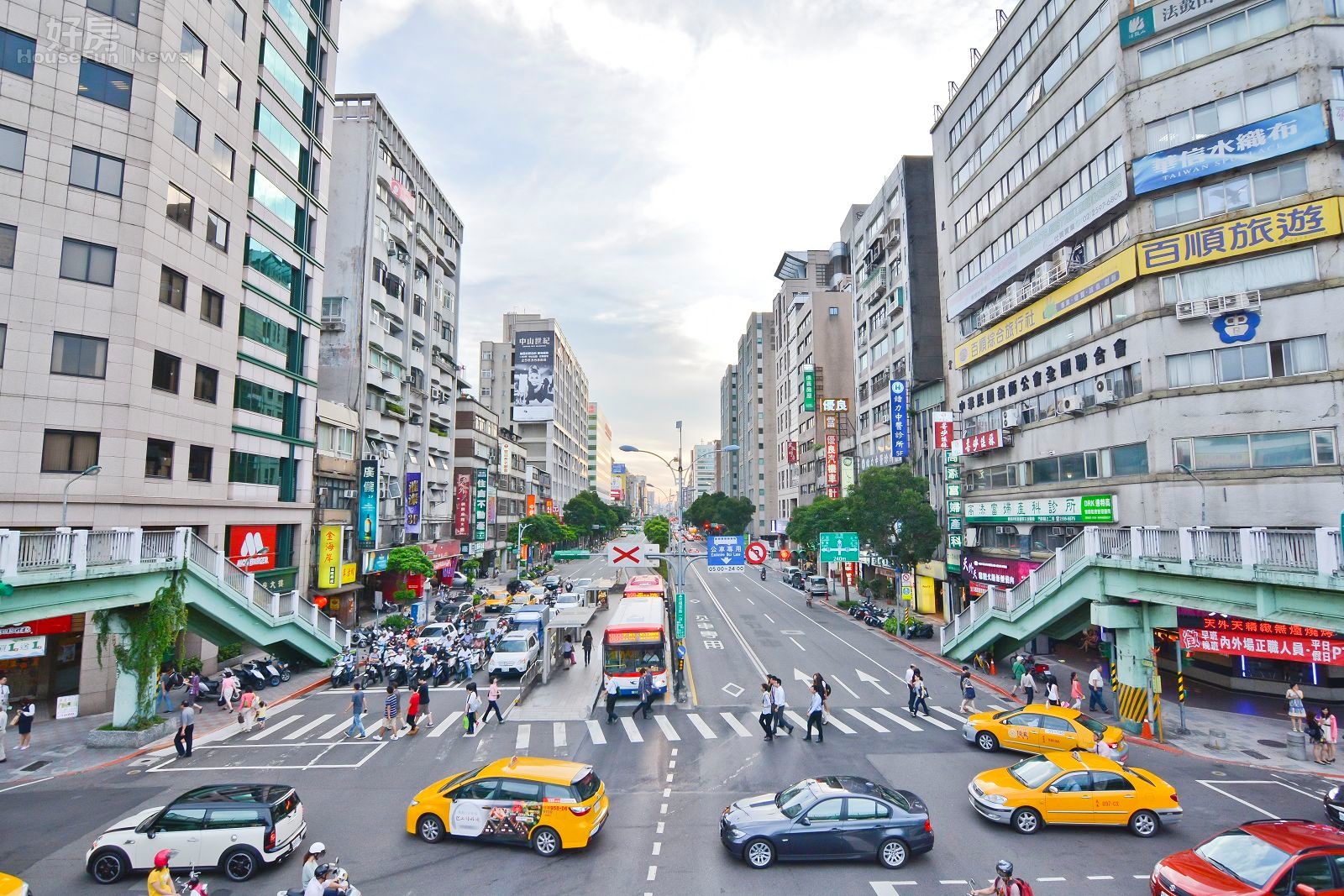中山北路,民權東路,捷運中山國小站,捷運旁商家,街景,店家,店面,陸橋,天橋,上下班車潮,尖峰時刻。(好房news記者 陳韋帆/攝影)