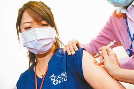 台灣首批牛津AZ疫苗22日起在全台57家醫院開打。圖為台大醫院為醫護人員施打疫苗情形。（鄧博仁攝）