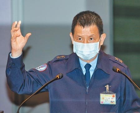 國防部空軍司令部22日針對臺東基地F-5E戰機在執行例行訓練後,於屏東縣牡丹鄉外海,2號機飛行官羅尚樺中尉及4號機飛行官潘穎諄上尉疑似發生擦撞事件說明,羅員獲救後送馬偕醫院救護不幸殉職。參謀長黃志偉主持記者會,說明彈射椅運作方式。(王英豪攝)